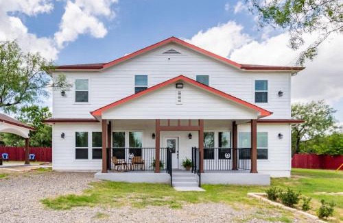 Del Valle House | Family-Ready 4BR with Yard & Kids Playground