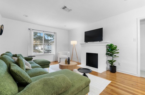 Terrell Heights House | Family & Remote Work Retreat Near Airport, Google Fiber Wifi, and Classic Games!