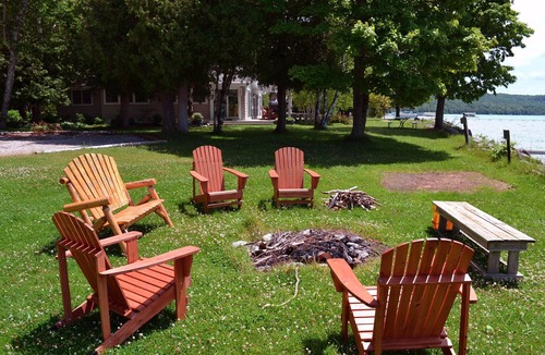 Maple City House | Family resort cottage-Big Glen Lk waterfront.Dock tennis court,kayak,rowboat