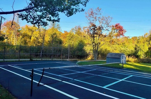 Maple City House | Family resort cottage-Big Glen Lk waterfront.Dock tennis court,kayak,rowboat