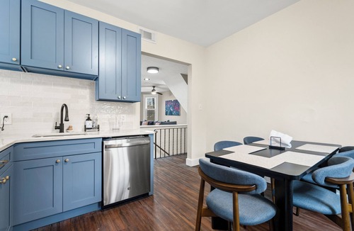 Mount Washington House | Family Retreat - 2 Homes Under 1 Roof, 5BR 3BA, Decks, Yard & Parking