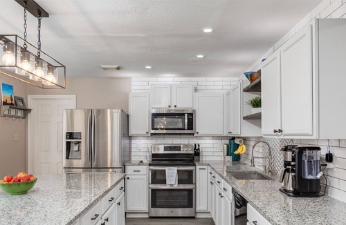 Wetmore House | Family Retreat Centrally located w/ Luxury Beds! Right in heart of NORTH SA!