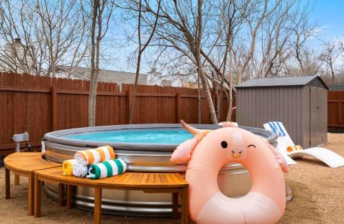 Springwoods Apartment | Family Retreat Games, Fire Pit & Kids Barn