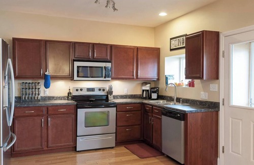 Tower Grove South House | ☆ Family Retreat ☆ Hot Tub ☆ Fireplace ☆ Tower Grove ☆