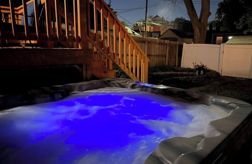 Tower Grove South House | ☆ Family Retreat ☆ Hot Tub ☆ Fireplace ☆ Tower Grove ☆