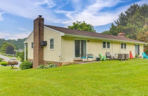 Elizabethtown House | Family Retreat Near Hersheypark with Horse Farm View
