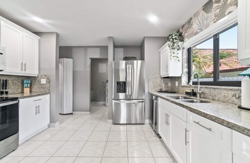 Tamiami House | Family Retreat/Pool/Courts/Firepit/Mini Golf & Fun