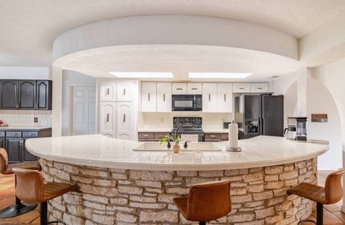 Leon Valley House | Family & Retreat Villa Sleeps 16 Pool