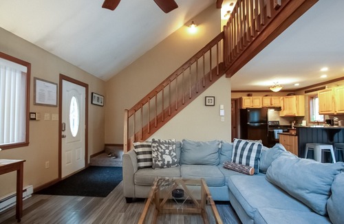Albrightsville Ski Chalet | Family Retreat w Fenced Yd and Game Rooms-Pool-Shuffleboard-Arcade-AirHockey-Ski