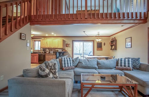 Albrightsville Ski Chalet | Family Retreat w Fenced Yd and Game Rooms-Pool-Shuffleboard-Arcade-AirHockey-Ski