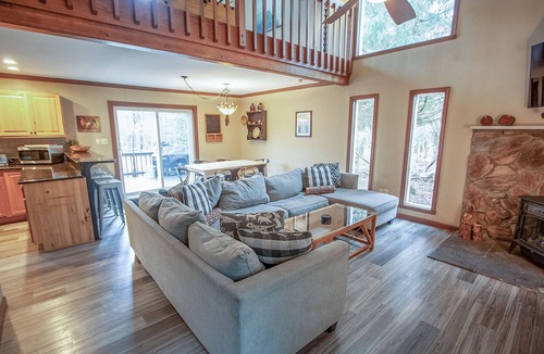 Albrightsville Ski Chalet | Family Retreat w Fenced Yd and Game Rooms-Pool-Shuffleboard-Arcade-AirHockey-Ski