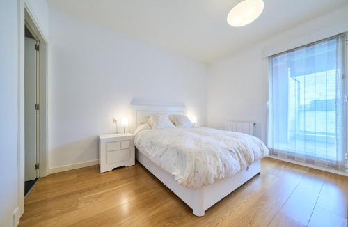 Salburua Apartment | Family Retreat with Views, Terrace & Parking