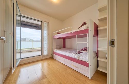 Salburua Apartment | Family Retreat with Views, Terrace & Parking