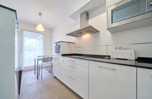Salburua Apartment | Family Retreat with Views, Terrace & Parking
