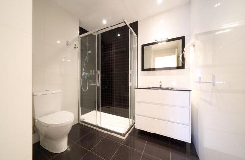 Salburua Apartment | Family Retreat with Views, Terrace & Parking