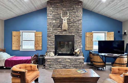 Bethany House | Family Retreat with pond, pool table and double bunks.