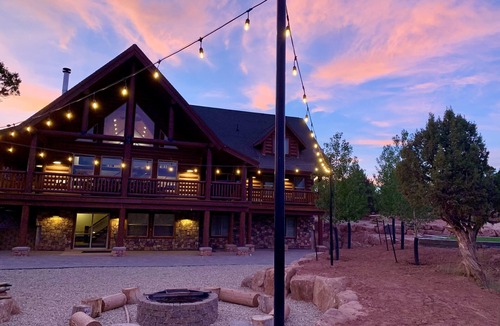 Fruitland House | Family Reunion Lodge Sleeps 22 with Pickleball, Ziplines, Firepit+ 90 min to SLC