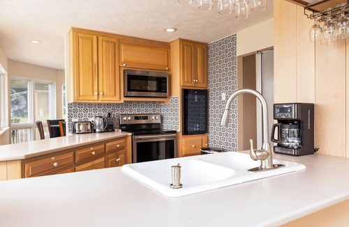 Dan River House | Family reunion/Movie theater/Hot Tub w/fresh water/Sleep 16/20% off 3rd night