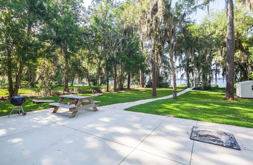 Putnam Hall House | Family reunion retreat on beautiful 5800 acre Lake Sante Fe, Sleeps 22