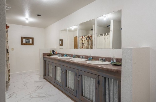 Concho Cabin | Family Reunions, Groups, 40 acres wide open spaces