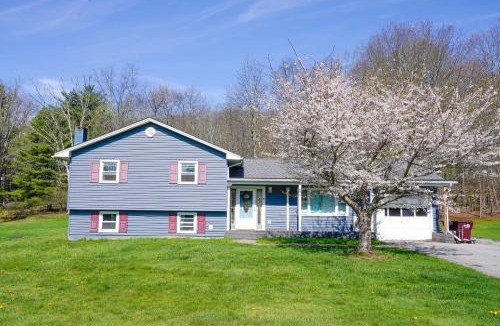 Sparrow Bush House | Family River Valley Retreat with Fireplace