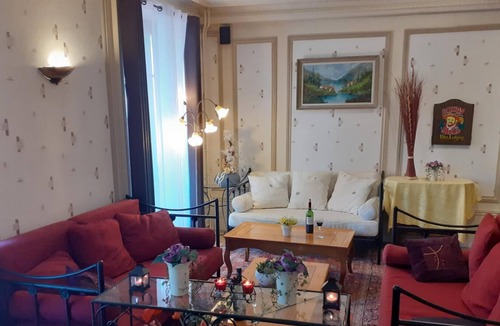 Thiers House | Family room couple and two children