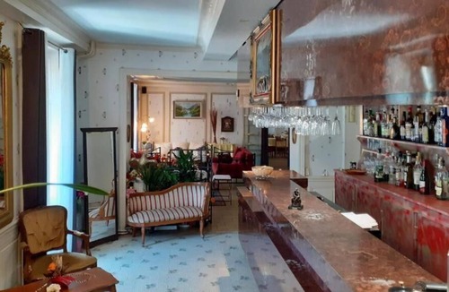 Thiers House | Family room couple and two children
