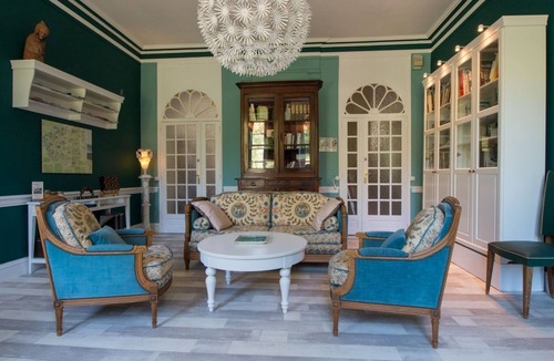 Saint-Affrique House | Family room-Suite-Ensuite with Shower