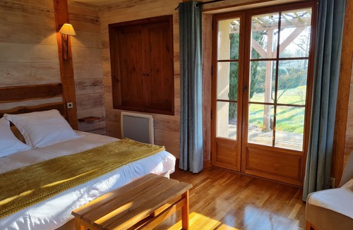 Vitry-aux-Loges Bed & Breakfast | Family Room with Garden & Pool Access in Vitry-aux-Loges