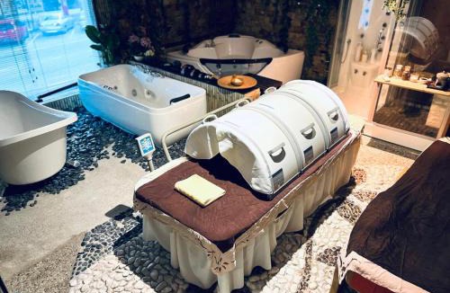 Ladang Sekolah House | Family Room with shared Bathroom