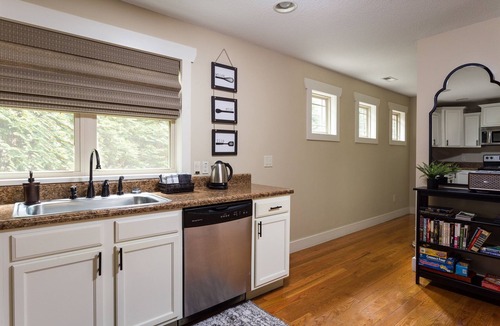Skyland Cottage | Family-Run Cottage with Fireplace and Private Hot Tub
