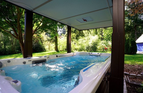 North Creek House | Family Seattle Stay Swim Spa Fire Pit 9 beds