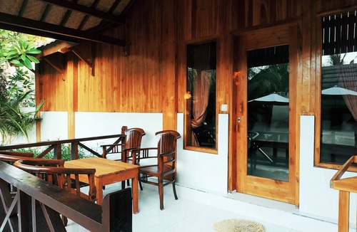 Gili Air House | Family-sized bungalow with pool view