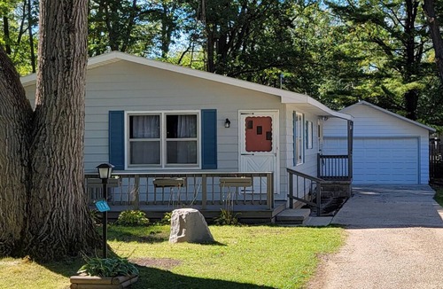 Prudenville House | Family sized updated cottage with garage -Fenced in yard for pets.