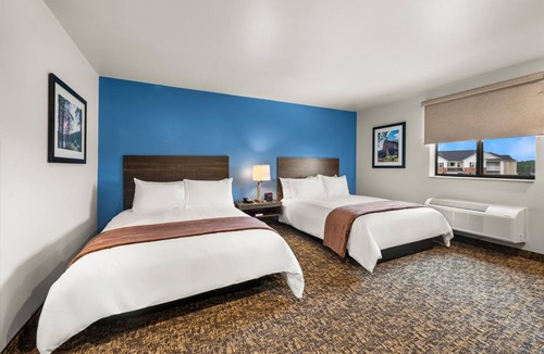 Jonesboro Hotel | Family Stay: 2 Queens with Kitchenette | Near University Museum | Free Parking
