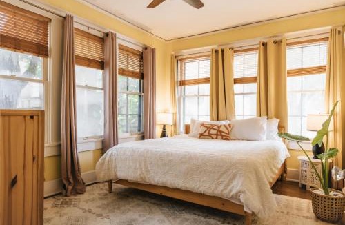 West Campus House | Family stay at 4BR Victorian Home in UT Downtown with Free Parking