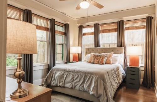 West Campus House | Family stay at 4BR Victorian Home in UT Downtown with Free Parking