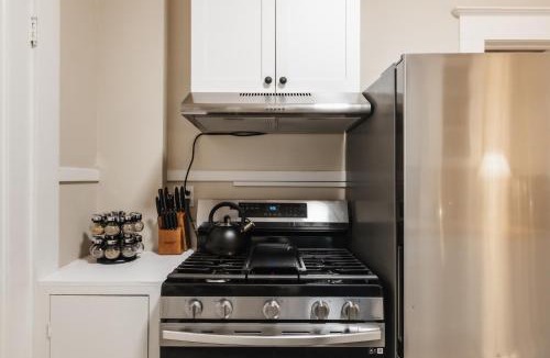 West Campus House | Family stay at 4BR Victorian Home in UT Downtown with Free Parking
