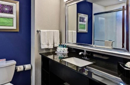Hutchinson House | Family Stay in a Stylish Suite! Free Breakfast!
