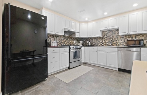 Brampton House | Family Stay | Pool Table | BBQ | Pond | One Level