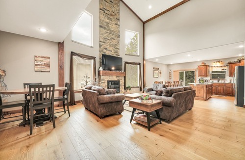 Hollister House | Family Style 6 Bedroom Home, 2 Pools, Luxurious Getaway! Clean & Relaxing!