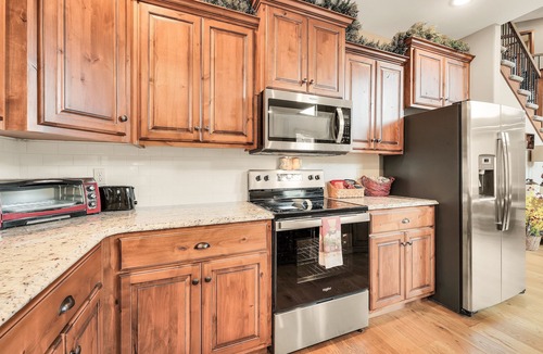 Hollister House | Family Style 6 Bedroom Home, 2 Pools, Luxurious Getaway! Clean & Relaxing!