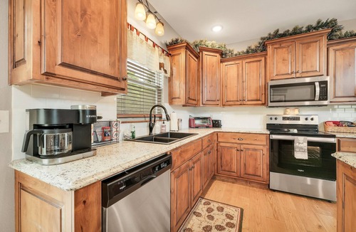 Hollister House | Family Style 6 Bedroom Home, 2 Pools, Luxurious Getaway! Clean & Relaxing!