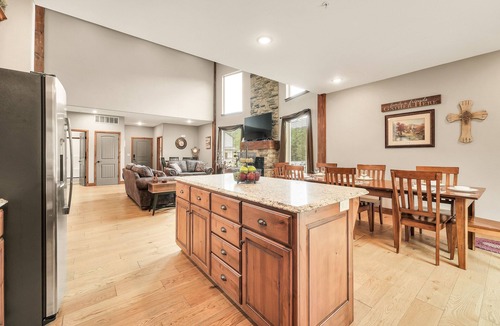 Hollister House | Family Style 6 Bedroom Home, 2 Pools, Luxurious Getaway! Clean & Relaxing!