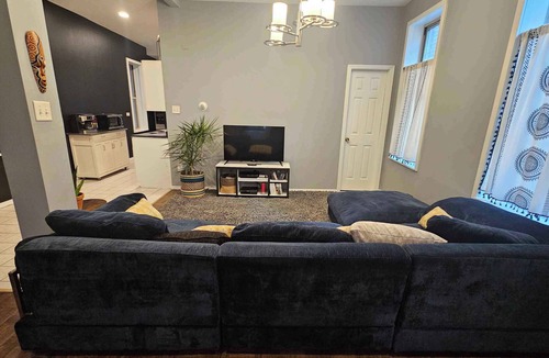 Lower West Side Apartment | Family style pet friendly Pilsen apartment with park/playground access