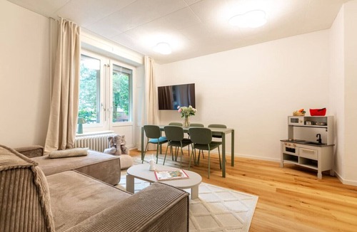 District 6 Apartment | Family Suite · Familienwohnung mit Rutsche