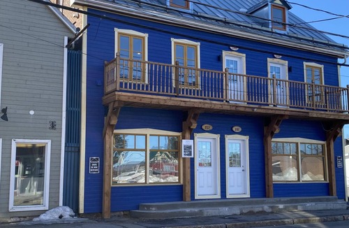 Saint-Raymond Apartment | Family suites with balcony