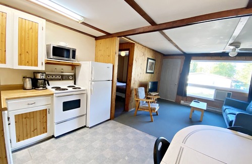 Falcon Lake Cabin | "Family Tides" Enjoy our sandy beach!