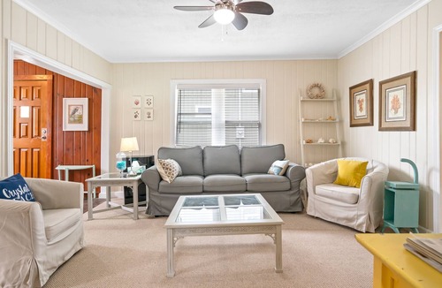 Crystal Beach Cottage | Family time at Coastal Cottage-5 min walk to beach