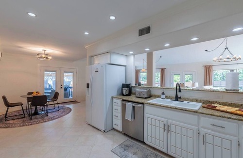 Vance Jackson House | Family time! Pool & Gameroom